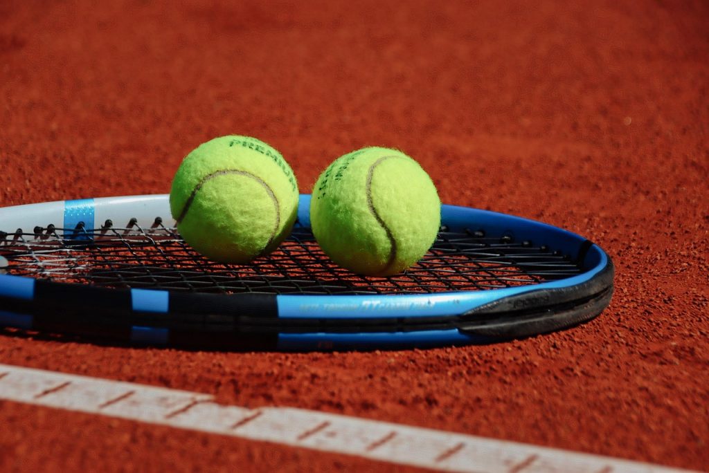 pelotas de tenis gastadas (dos horas de juego).
